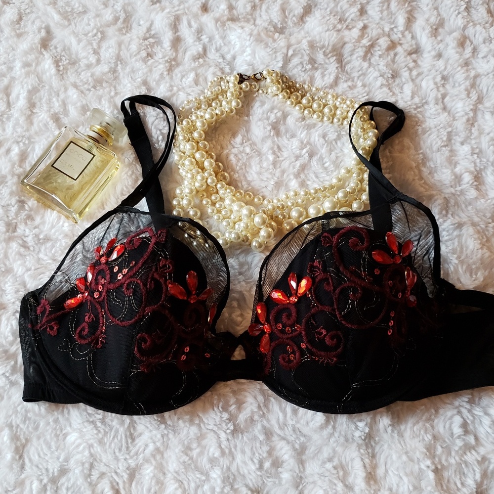 🧚‍♀3/$25)Jezebel black bra with red embellishment